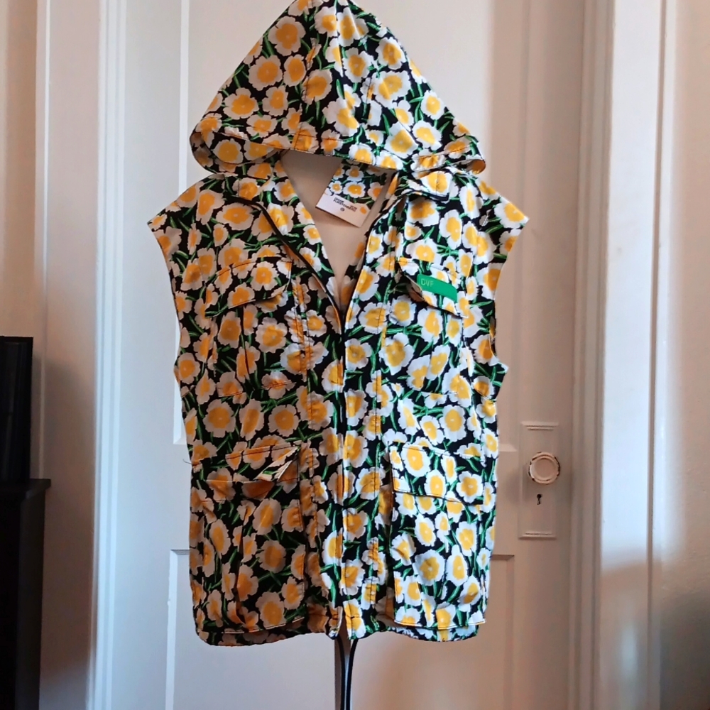 NWT Lightweight sleevless floral jack